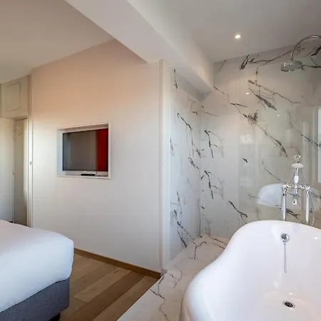 Carlton Hotel